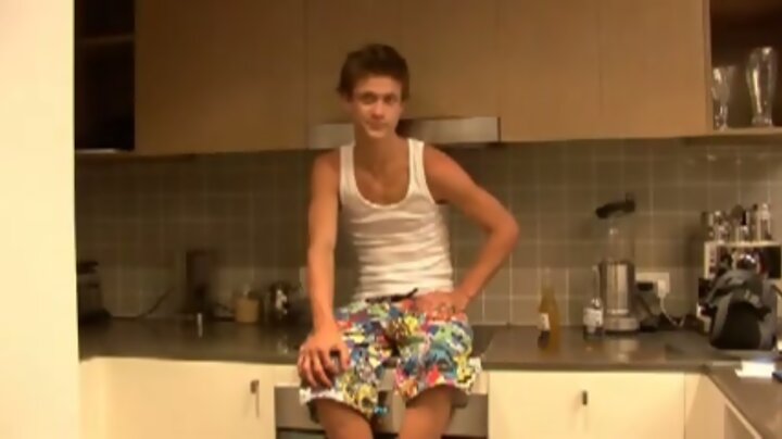 18yo str8 aussie jock gets milked by gay