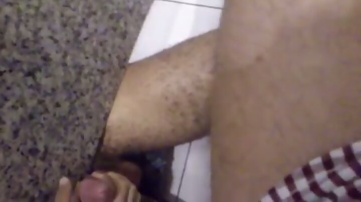 handjob for a stranger at a public restroom banheiro