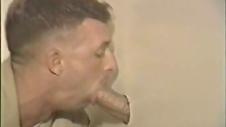 Soldaten an Gloryholes - Da geht was ab