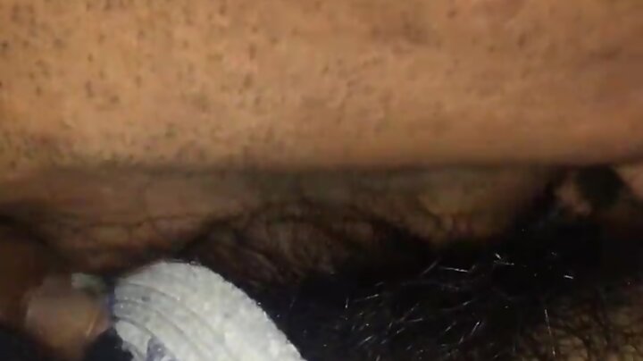 Chupandole la verga a amigo hetero dormido