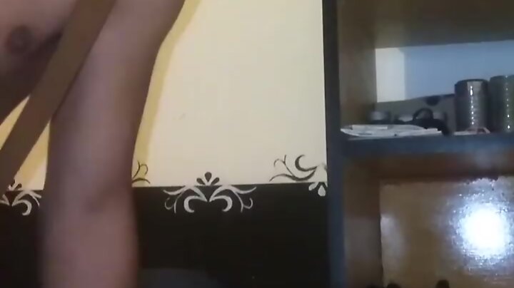Hombre guapo vistiendo ropa formal se masturba