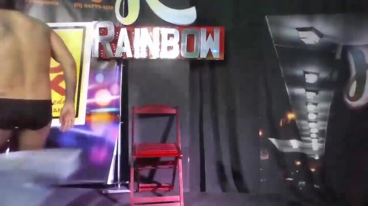 Gostosão felipe leão faz stripper e tira toda roupa em live especial do