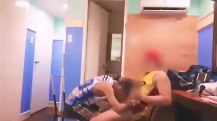 Pegando na rola do hetero e convencendo-o completo