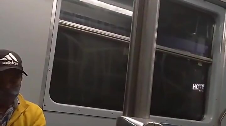 Accion en el metro de la ciudad de mexico mamada y jalada de vergas de chacales