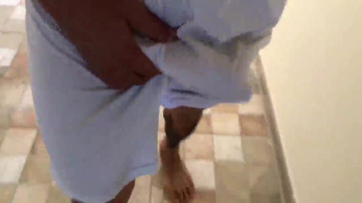 Andando sem cueca pela casa e batendo uma gostosa completo na área red