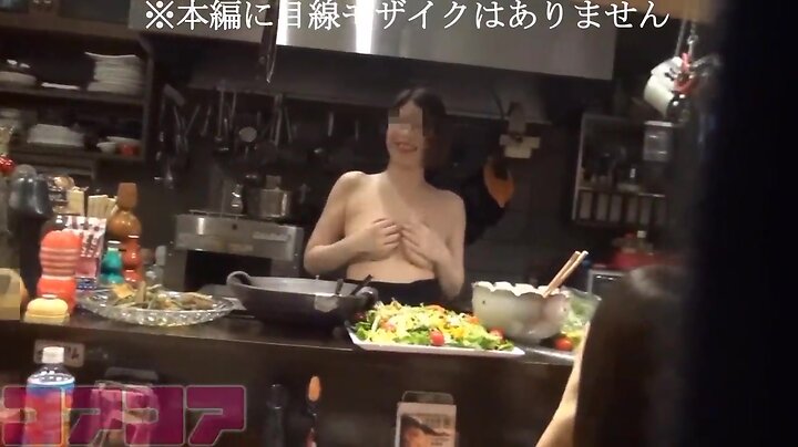 ち〇ぽもザーメンも出し放題の秘密スナック盗撮に成功